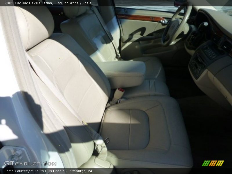 Cotillion White / Shale 2005 Cadillac DeVille Sedan