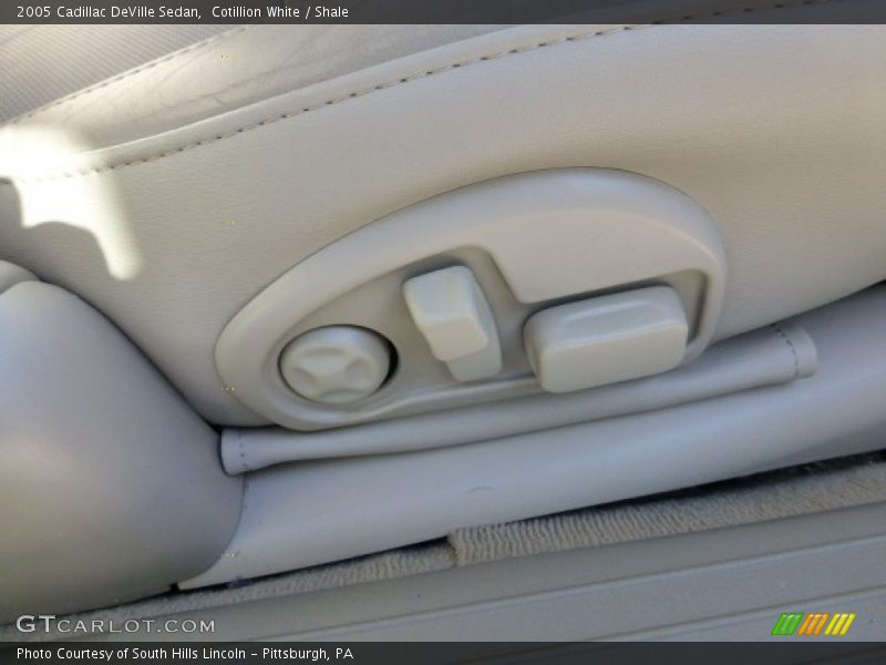 Cotillion White / Shale 2005 Cadillac DeVille Sedan