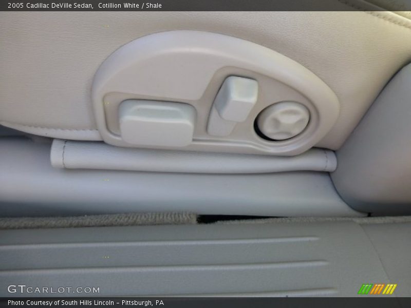 Cotillion White / Shale 2005 Cadillac DeVille Sedan