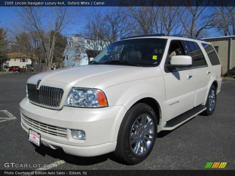 Front 3/4 View of 2005 Navigator Luxury 4x4