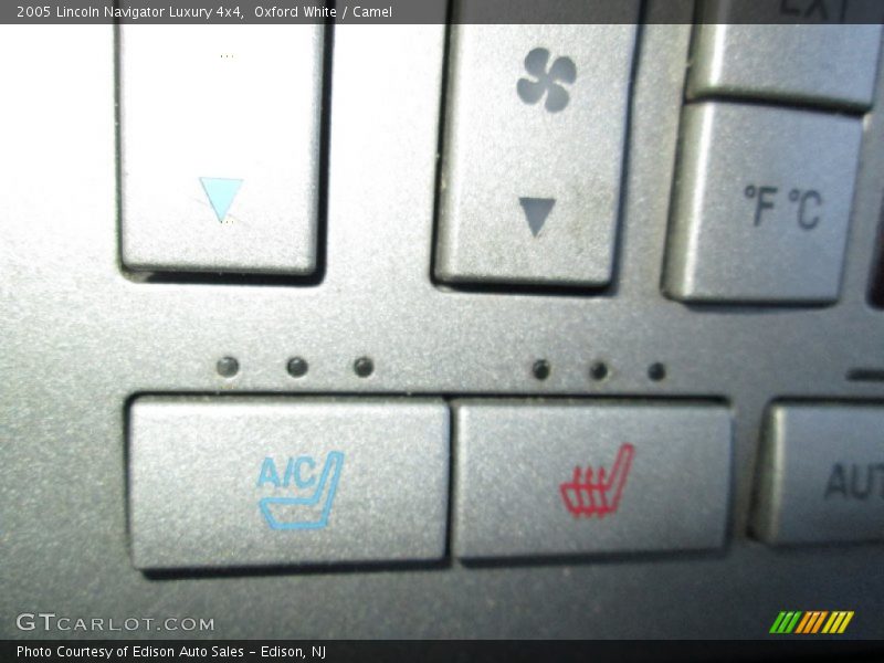 Oxford White / Camel 2005 Lincoln Navigator Luxury 4x4
