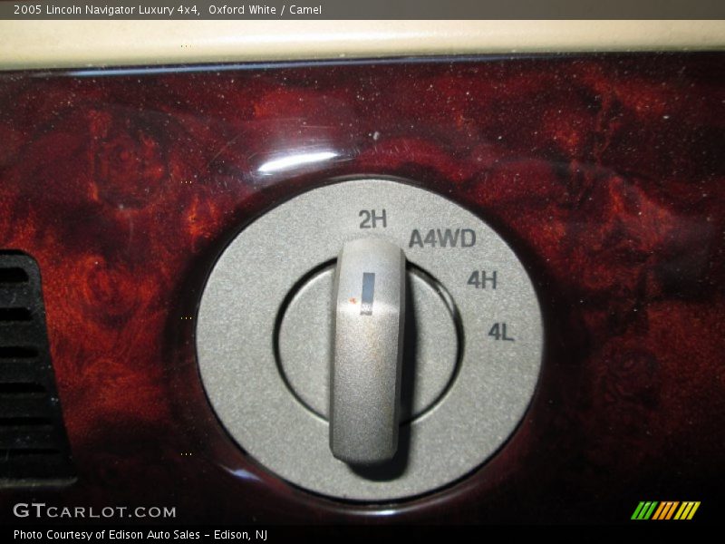 Controls of 2005 Navigator Luxury 4x4