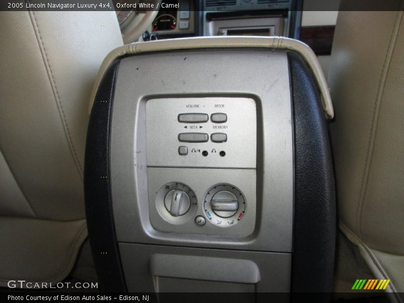 Controls of 2005 Navigator Luxury 4x4