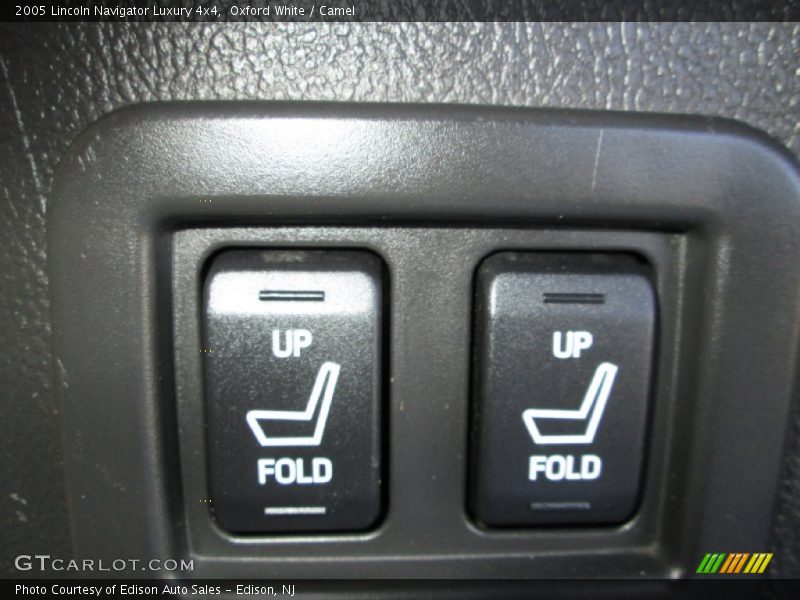 Controls of 2005 Navigator Luxury 4x4