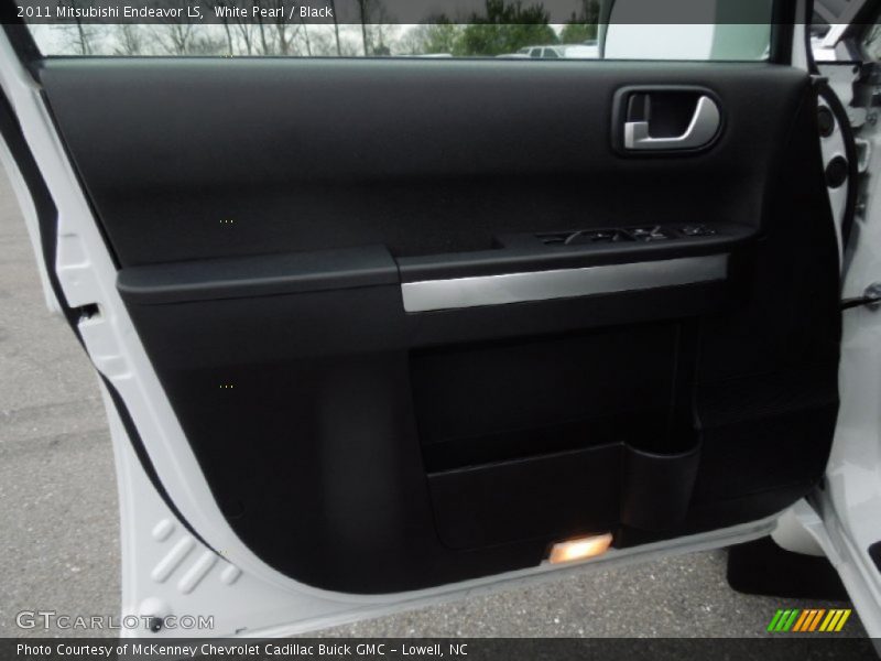 White Pearl / Black 2011 Mitsubishi Endeavor LS