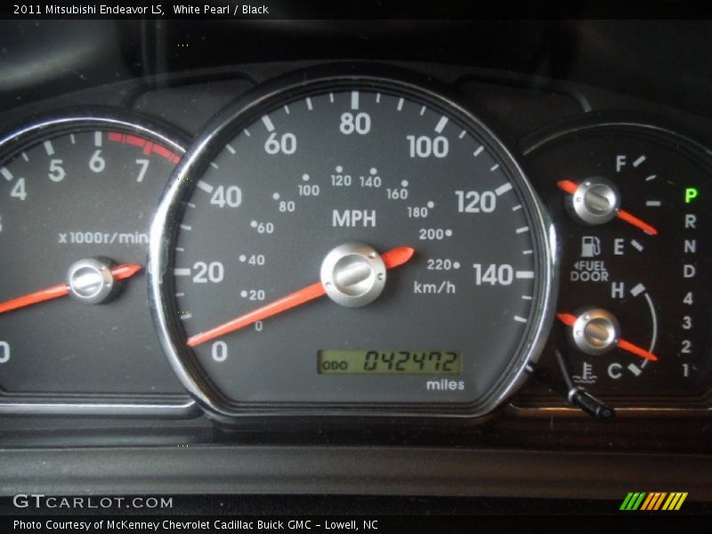 White Pearl / Black 2011 Mitsubishi Endeavor LS
