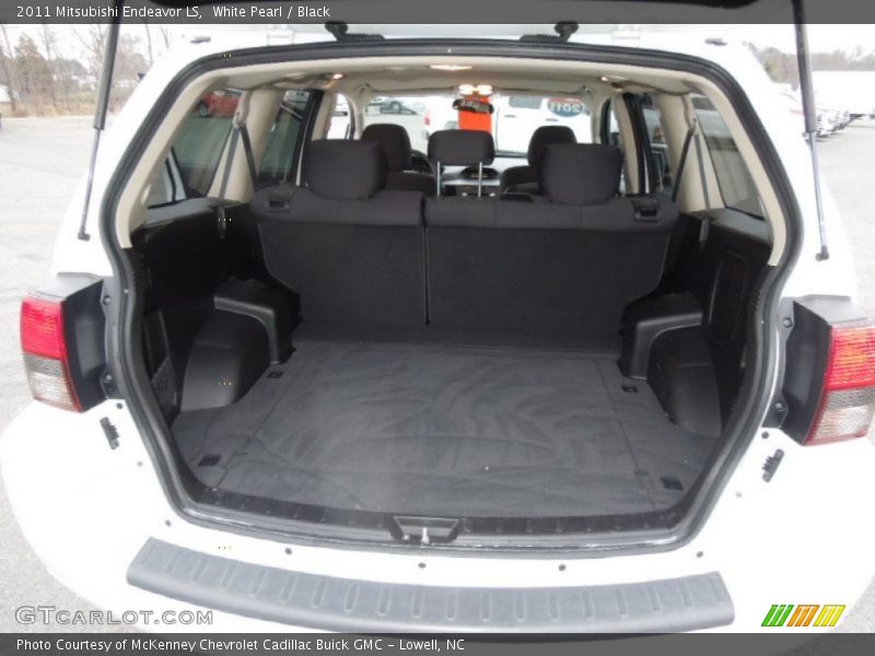 White Pearl / Black 2011 Mitsubishi Endeavor LS