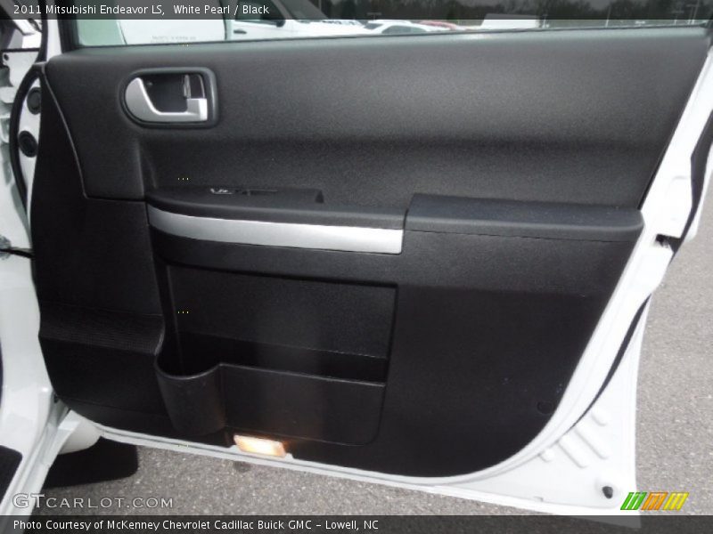 White Pearl / Black 2011 Mitsubishi Endeavor LS