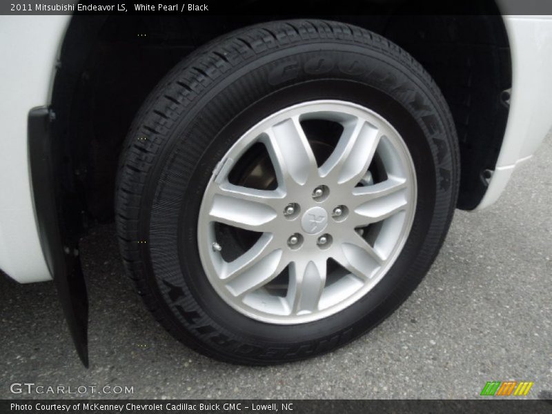 White Pearl / Black 2011 Mitsubishi Endeavor LS