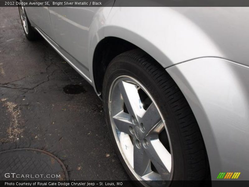 Bright Silver Metallic / Black 2012 Dodge Avenger SE