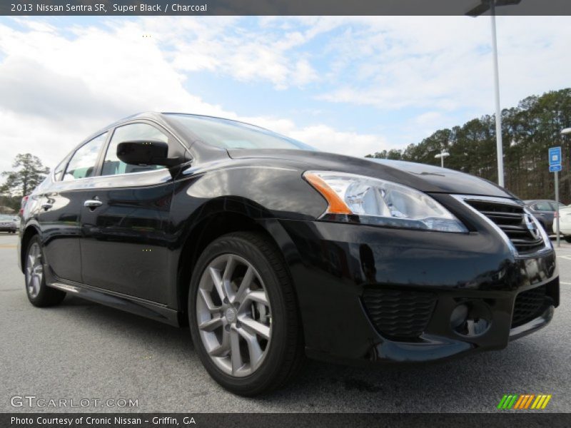 Front 3/4 View of 2013 Sentra SR