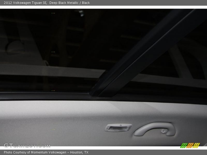 Deep Black Metallic / Black 2012 Volkswagen Tiguan SE