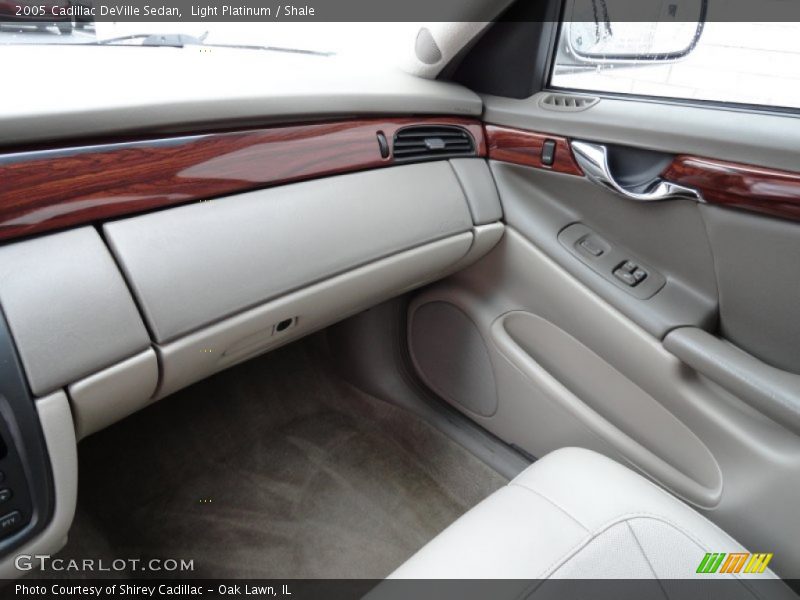 Light Platinum / Shale 2005 Cadillac DeVille Sedan