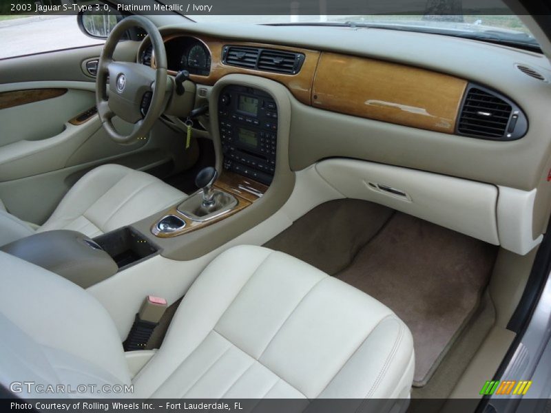 Dashboard of 2003 S-Type 3.0