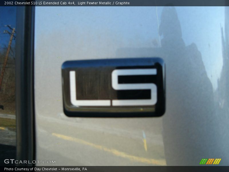 Light Pewter Metallic / Graphite 2002 Chevrolet S10 LS Extended Cab 4x4