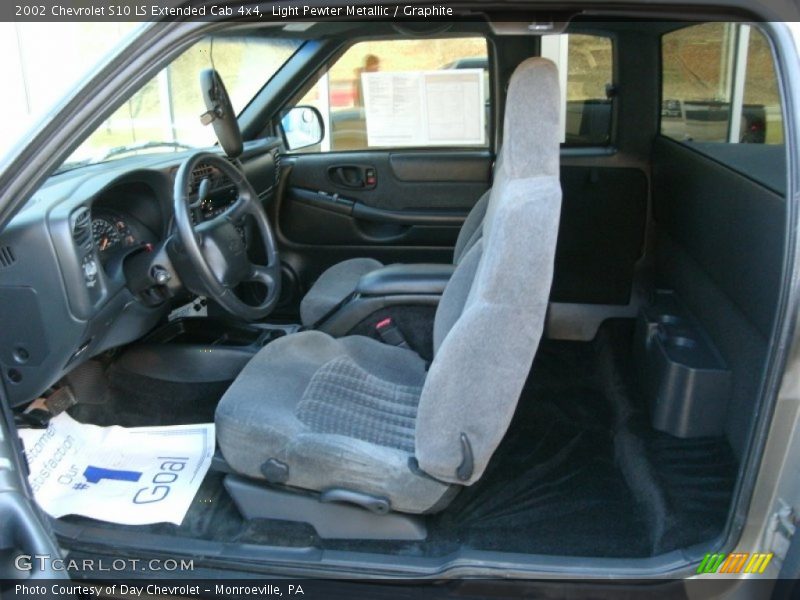 Light Pewter Metallic / Graphite 2002 Chevrolet S10 LS Extended Cab 4x4