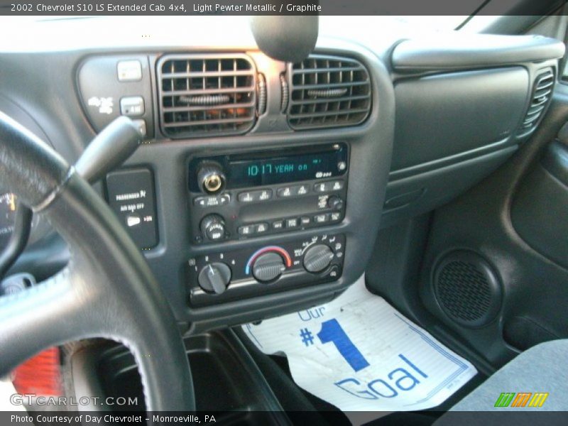 Light Pewter Metallic / Graphite 2002 Chevrolet S10 LS Extended Cab 4x4