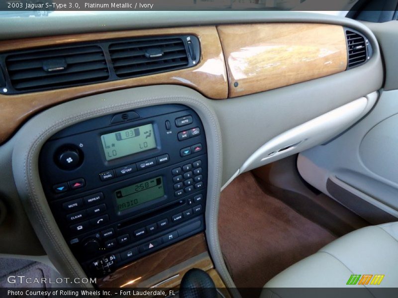 Dashboard of 2003 S-Type 3.0