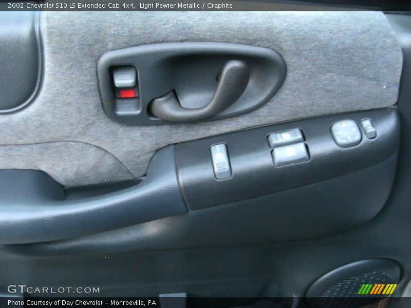 Light Pewter Metallic / Graphite 2002 Chevrolet S10 LS Extended Cab 4x4