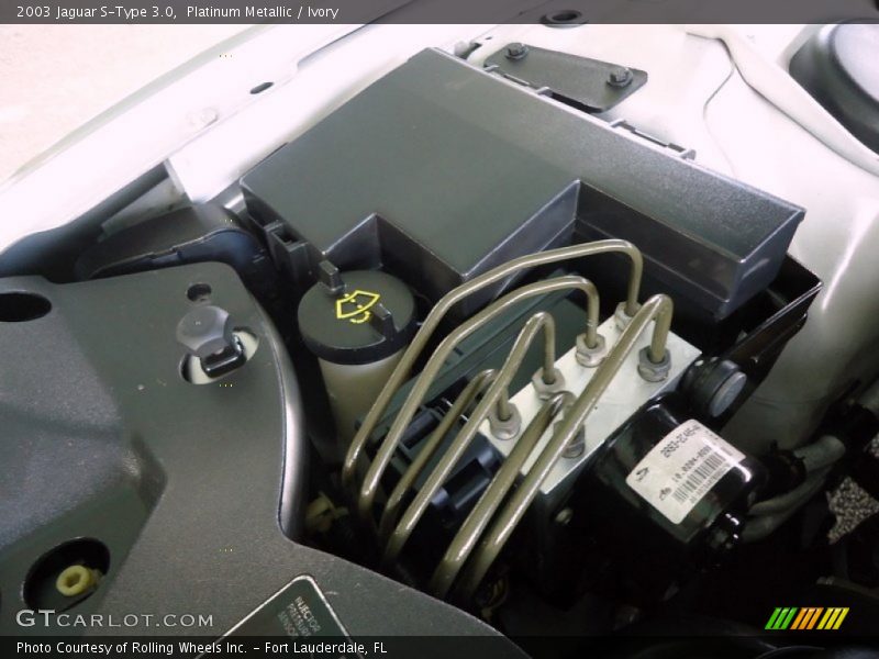 Platinum Metallic / Ivory 2003 Jaguar S-Type 3.0