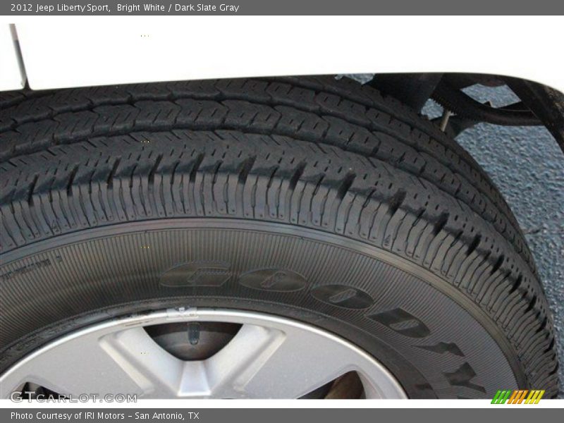 Bright White / Dark Slate Gray 2012 Jeep Liberty Sport