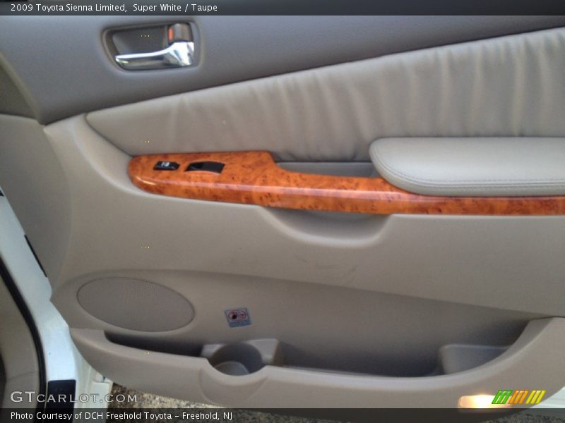 Super White / Taupe 2009 Toyota Sienna Limited