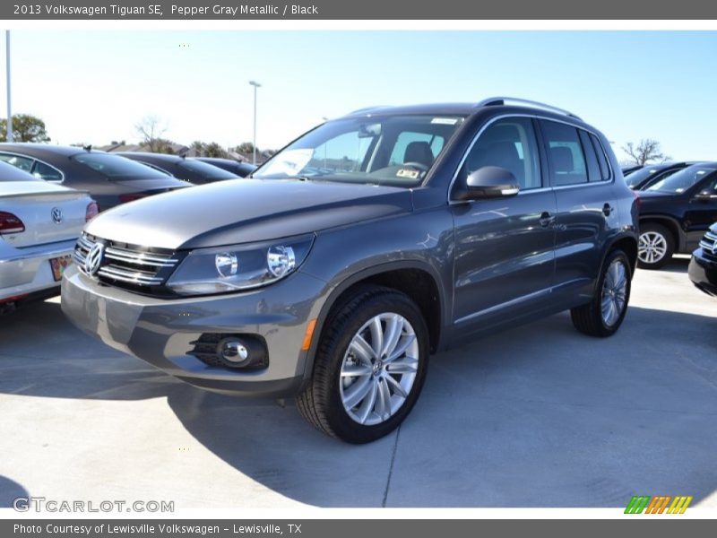 Pepper Gray Metallic / Black 2013 Volkswagen Tiguan SE