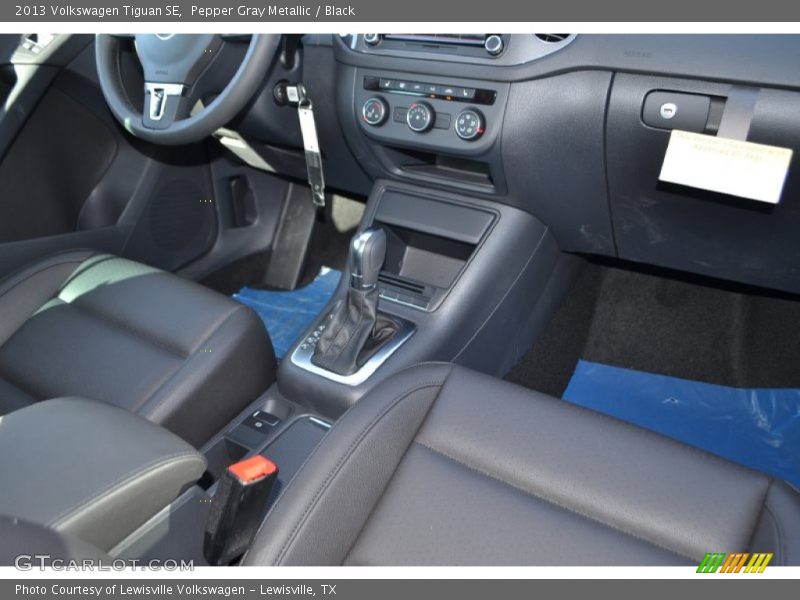Pepper Gray Metallic / Black 2013 Volkswagen Tiguan SE