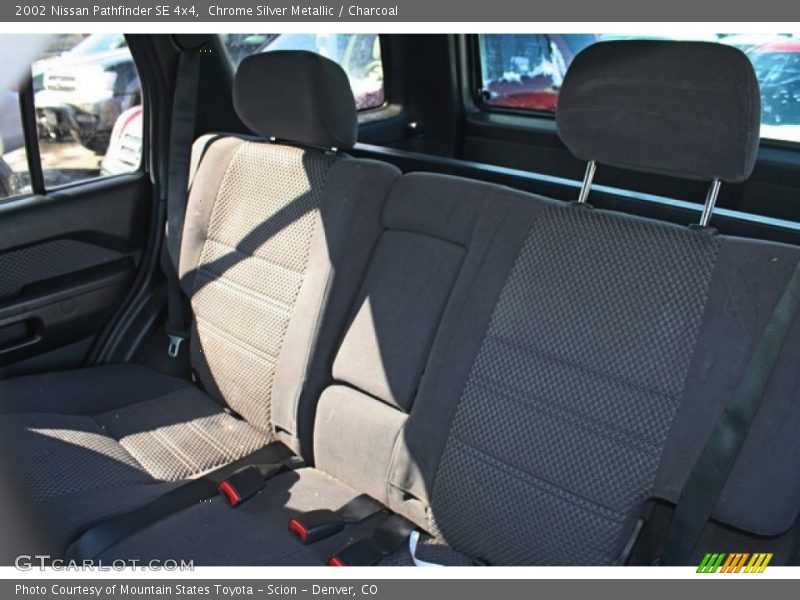 Chrome Silver Metallic / Charcoal 2002 Nissan Pathfinder SE 4x4