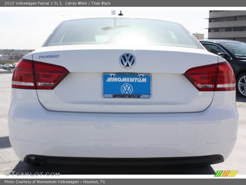 Candy White / Titan Black 2013 Volkswagen Passat 2.5L S