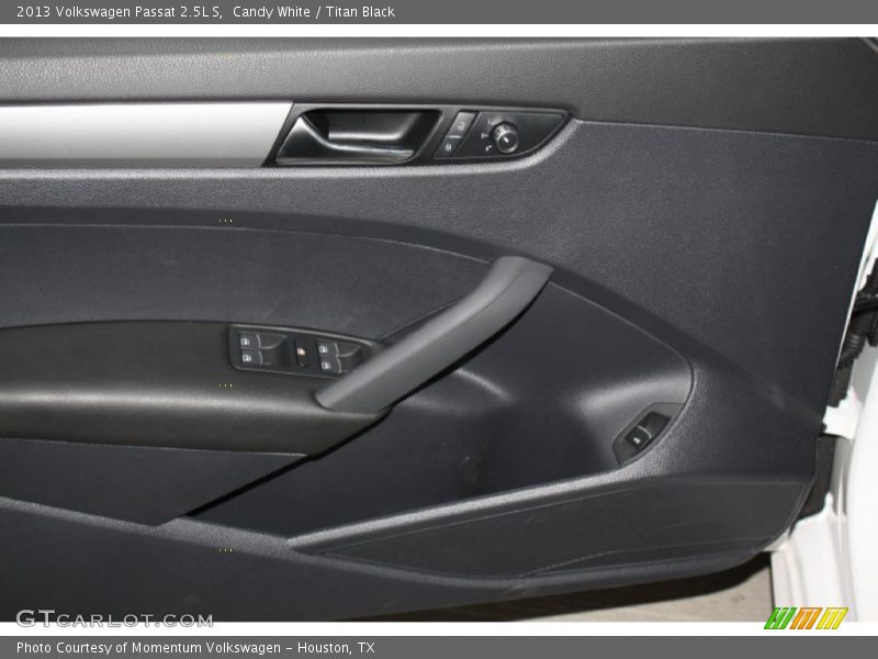 Candy White / Titan Black 2013 Volkswagen Passat 2.5L S