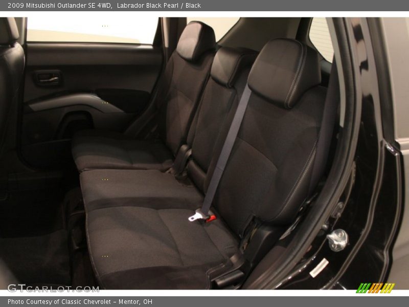 Rear Seat of 2009 Outlander SE 4WD