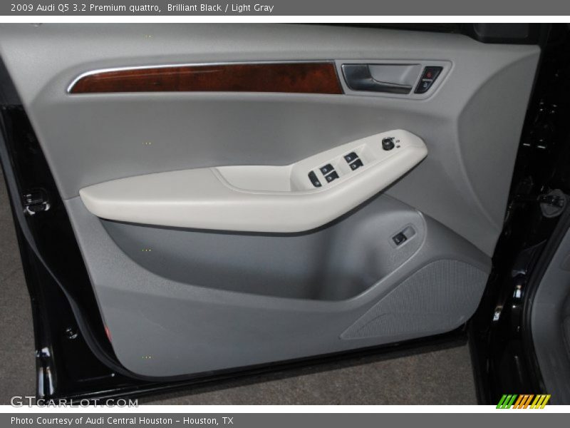 Brilliant Black / Light Gray 2009 Audi Q5 3.2 Premium quattro
