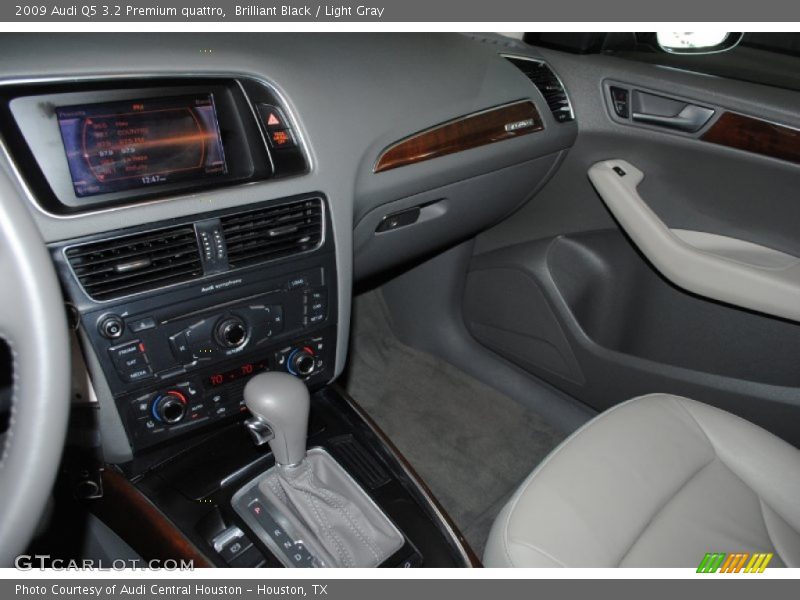 Brilliant Black / Light Gray 2009 Audi Q5 3.2 Premium quattro