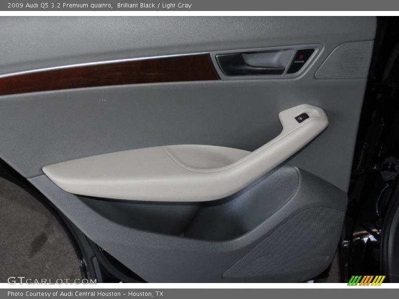 Brilliant Black / Light Gray 2009 Audi Q5 3.2 Premium quattro