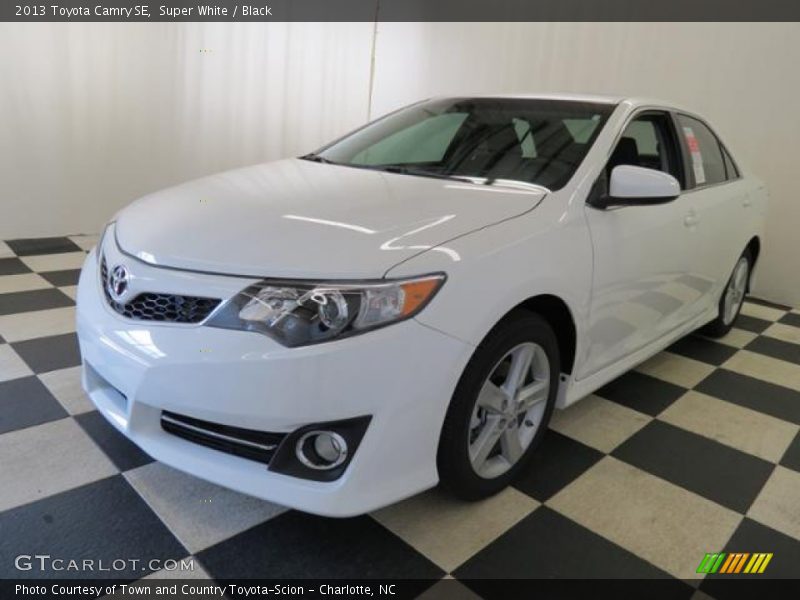 Super White / Black 2013 Toyota Camry SE