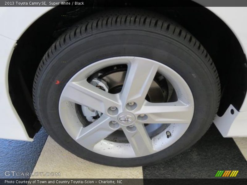 Super White / Black 2013 Toyota Camry SE
