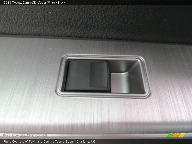 Super White / Black 2013 Toyota Camry SE