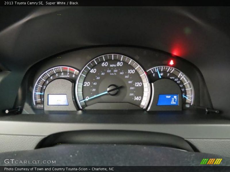 Super White / Black 2013 Toyota Camry SE