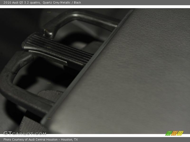 Quartz Grey Metallic / Black 2010 Audi Q5 3.2 quattro