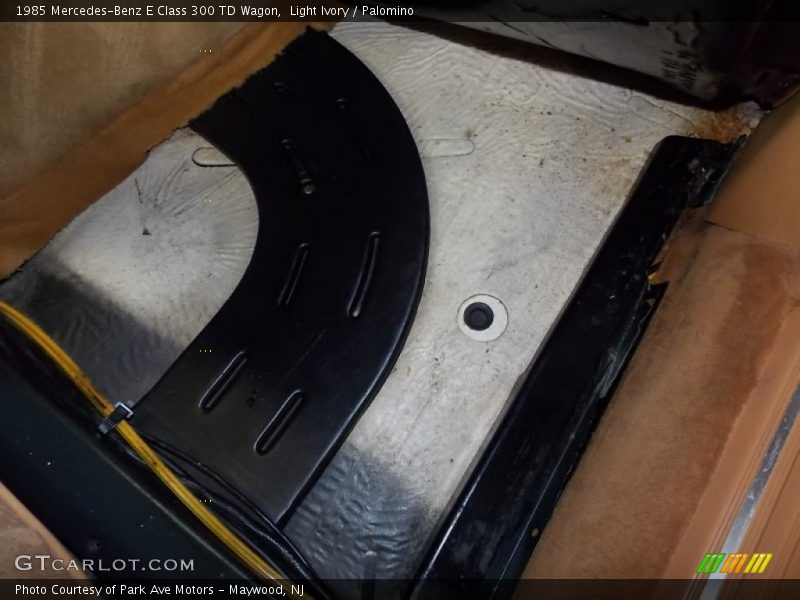 Light Ivory / Palomino 1985 Mercedes-Benz E Class 300 TD Wagon