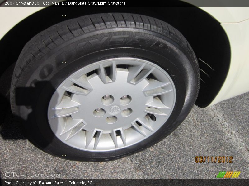 Cool Vanilla / Dark Slate Gray/Light Graystone 2007 Chrysler 300