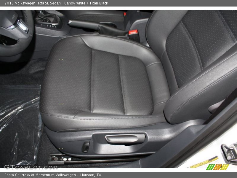 Candy White / Titan Black 2013 Volkswagen Jetta SE Sedan