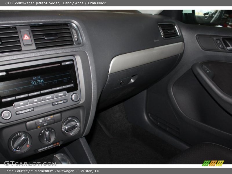 Candy White / Titan Black 2013 Volkswagen Jetta SE Sedan