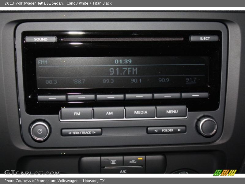 Candy White / Titan Black 2013 Volkswagen Jetta SE Sedan