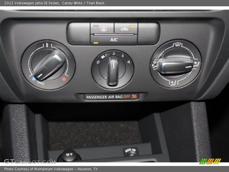 Candy White / Titan Black 2013 Volkswagen Jetta SE Sedan