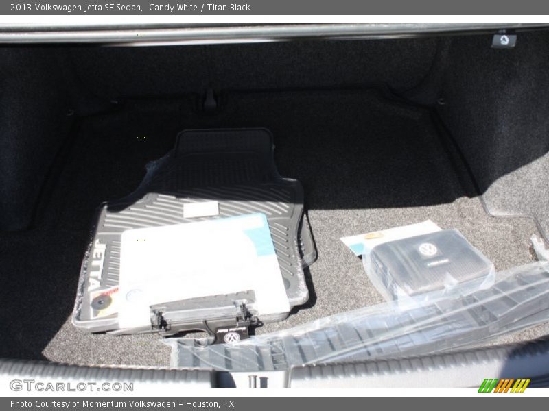 Candy White / Titan Black 2013 Volkswagen Jetta SE Sedan