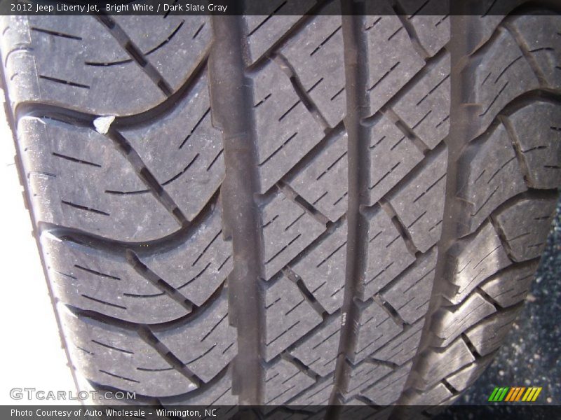 Bright White / Dark Slate Gray 2012 Jeep Liberty Jet