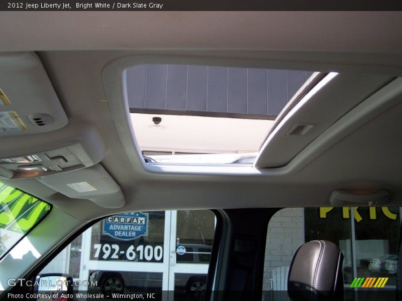 Bright White / Dark Slate Gray 2012 Jeep Liberty Jet