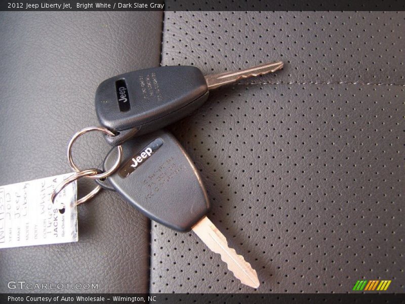 Bright White / Dark Slate Gray 2012 Jeep Liberty Jet